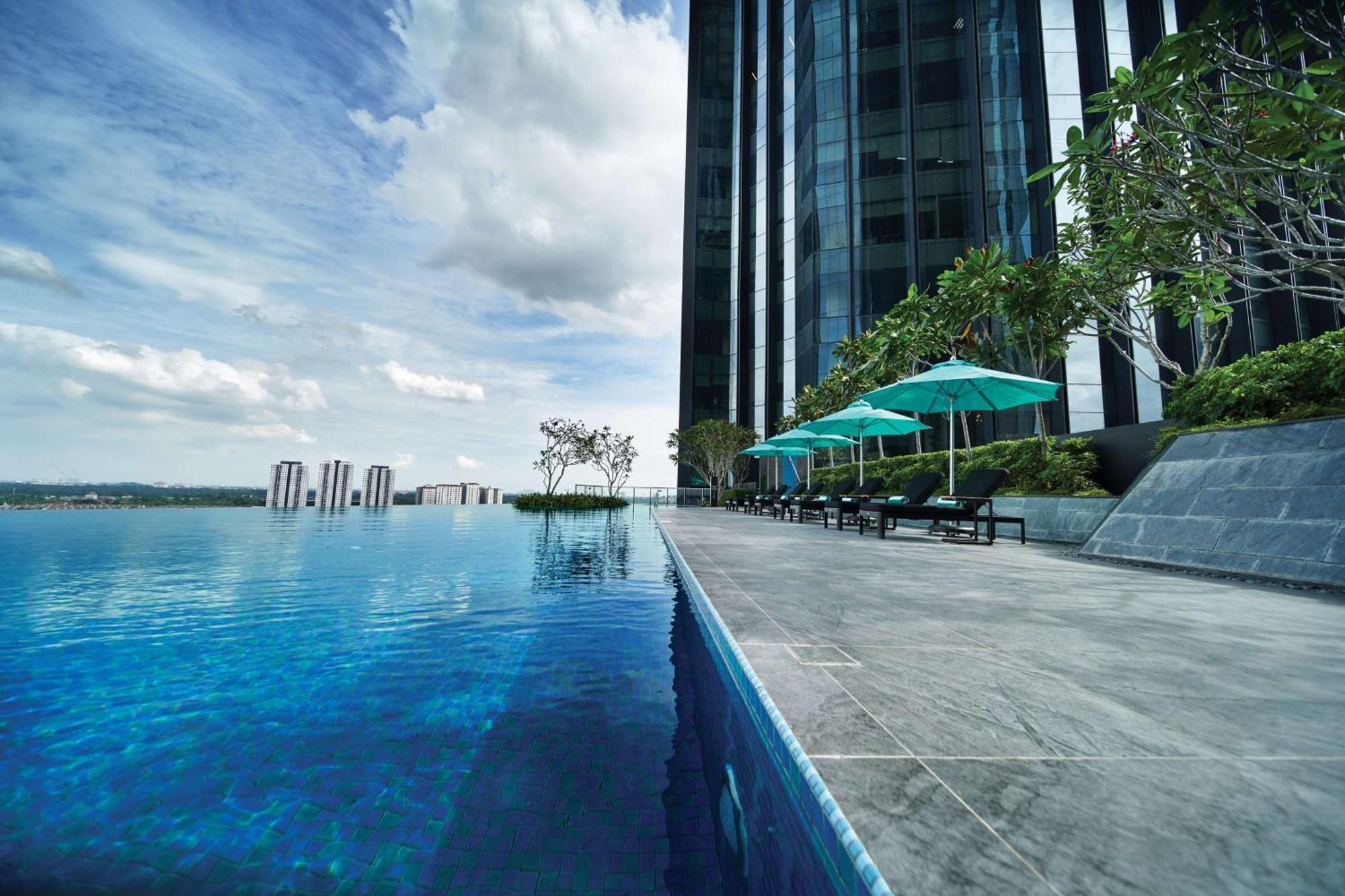 Отель Doubletree By Hilton Shah Alam I-City Экстерьер фото Infinity pool at the 50th floor